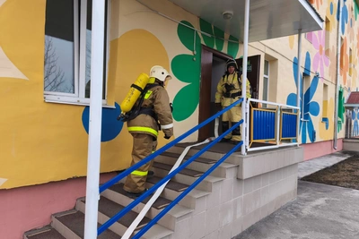 Пожарные провели тренировку в детском саду Сеймчана