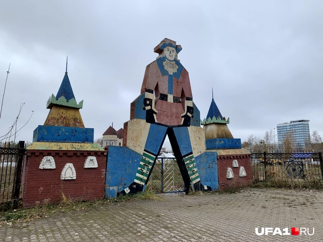 Парк «Гулливер» в Нефтекамске, на фоне справа&nbsp;— МФК «Урал», принадлежащий семье Мавлиевых | Источник: Андрей Бирюков / UFA1.RU