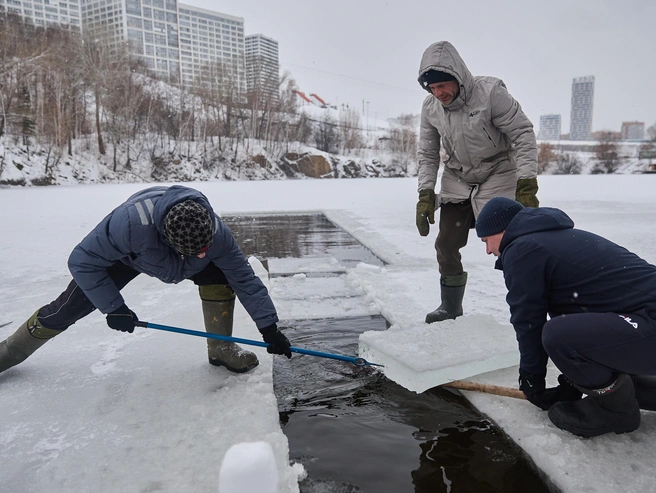 Поклонники закаливания отметили начало зимних заплывов | Источник: Александр Ощепков / NGS.RU