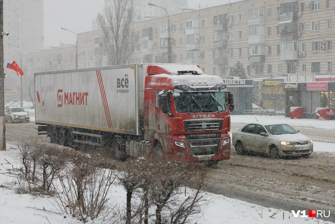 Из Ворошиловского района больше всего приезжало машин с фирменными наклейками сетевых магазинов | Источник: Алексей Волхонский / V1.RU