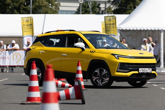 «Москвичи» стоят сейчас на уровне Lada Vesta, но оснащаются вариаторами и турбодвигателями, и, с точки зрения Евгеня Харцызова, не отвечают требованиям жесткой эксплуатации | Источник: Дмитрий Толстошеев / MSK1.RU