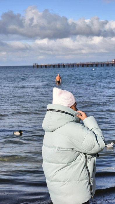 Отдыхающий осмелился зайти в море | Источник: makovozovy / T.me