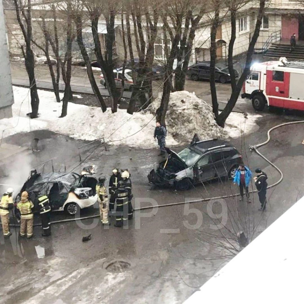 В Перми во дворе дома сгорели два автомобиля 2 апреля 2021 г - 2 апреля  2021 - 59.ру