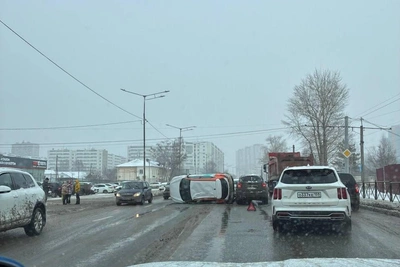 Шоссе Космонавтов встало в пробку из-за перевернувшейся машины