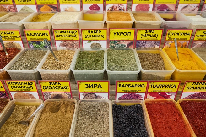 Измельчённые специи обычно сохраняют аромат до года, цельные семена и палочки — до трёх лет | Источник: Александр Ощепков / NGS.RU