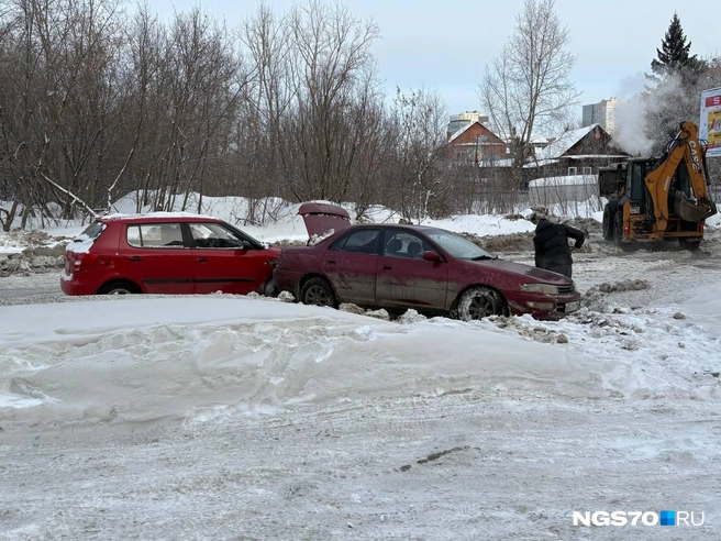 Водитель Toyota пытается откопать свое авто  | Источник: Мария Лобанова / NGS70.RU 