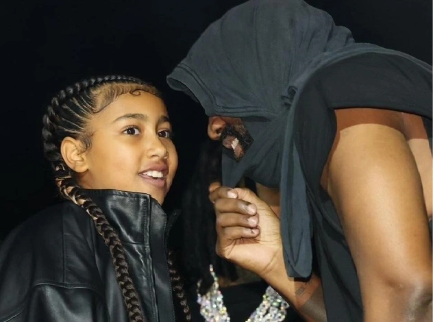 Дочь Канье Йе и Ким Кардашьян дебютировала с отцом на сцене