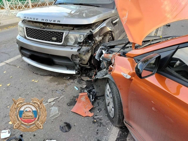 Range Rover и Hyundai Solaris столкнулись вчера в Саратове | Источник: ГИБДД по Саратовской области
