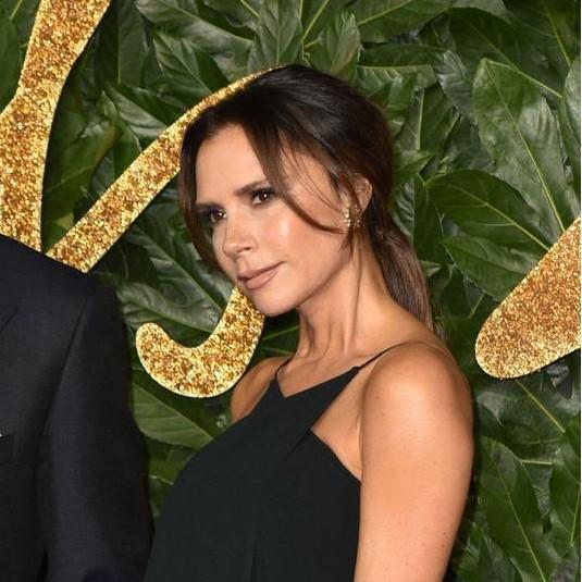 Заплаканное лицо Николы Пельтц, которая не хочет стоять рядом с Викторией Бекхэм: видео, на котором все понятно