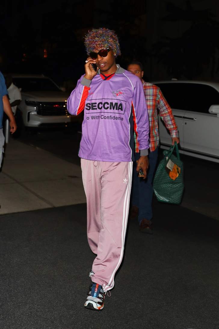 A$AP Rocky сочетает в одном образе розовый и сиреневый цвет и выглядит очень стильно