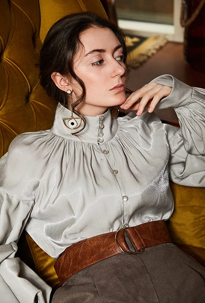 Блуза и брюки Jana Nedzvetskaya; ремень Pinko; балетки Valentino (@fashiontophouse_); сумка Givenchy (@fashiontophouse_); серьги Monki