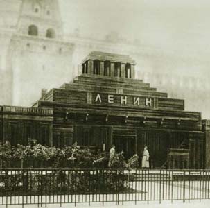 Фото №1 - Ленина выставили на всеобщее обозрение