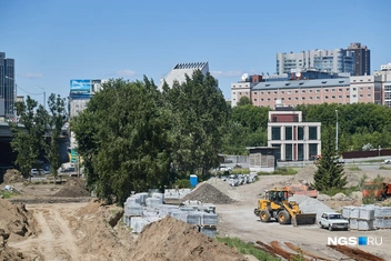 Сегодня в Аллее городов активно идёт стройка | Источник: Александр Ощепков / NGS.RU