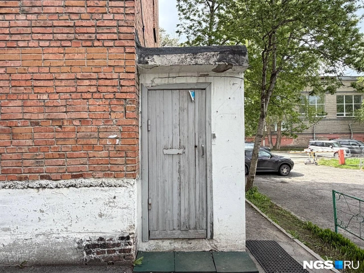 Подвальный хостел скрывается за этой старой деревянной дверью | Источник: Настасья Медведева / NGS.RU