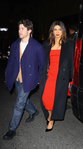 Приянка Чопра выглядит бесподобно в алом платье — это самый модный цвет декабря | marieclaire.ru