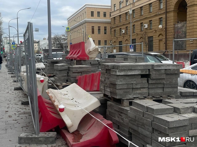 В центре Москвы вновь меняют плитку и бордюры | Источник: Екатерина Фадеева / MSK1.RU