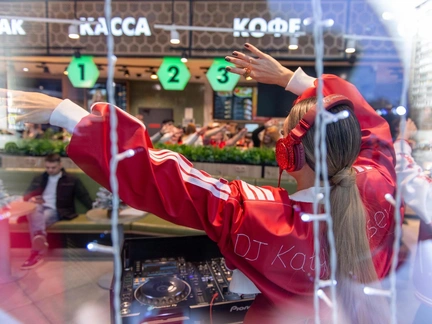 Музыкальная премьера Мити Фомина и Екатерины Гусевой на акции «Заправляем счастьем»