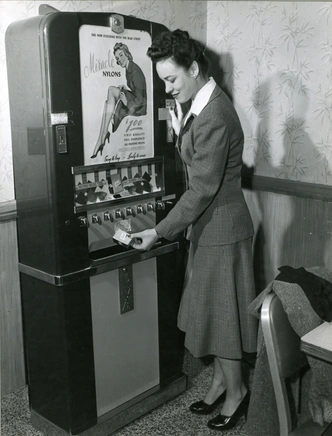 Автомат по продаже капроновых чулок, 1950-е | Источник: akg-images via Legion Media 