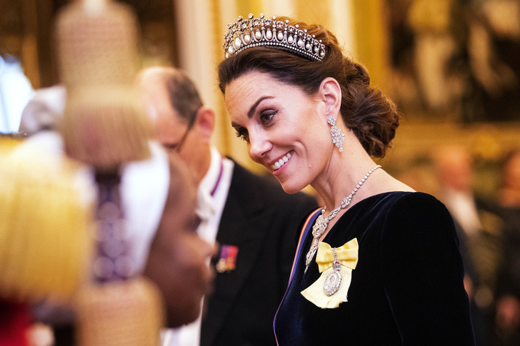 Инсайдер: Елизавета II хочет завещать все свои украшения Кейт Миддлтон
