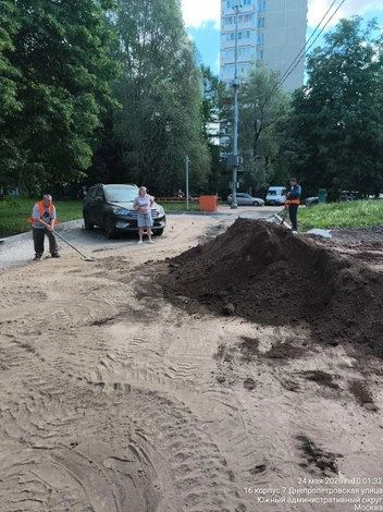 Пару дней назад, после огласки в соцсетях, грунт стали вывозить | Источник: читатель MSK1.RU