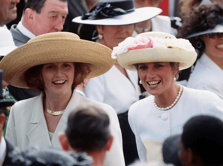 Фото №1 - Как принцесса Диана и Сара Фергюсон разыграли обитателей Букингемского дворца