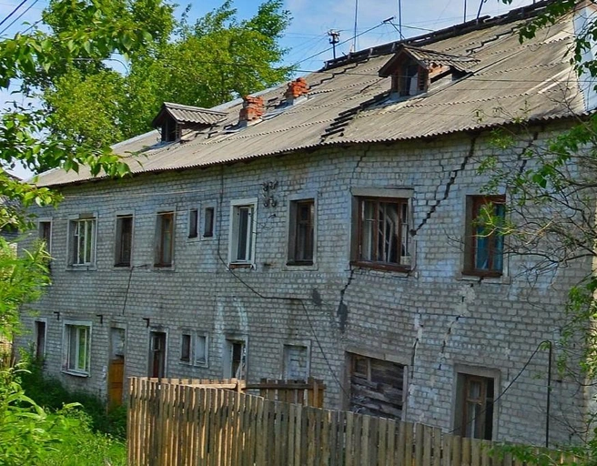 Так выглядит один из аварийных кирпичных домов на Локомотивной, 58 | Источник: yandex.ru/maps