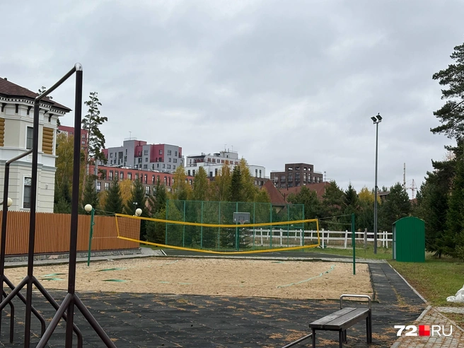 Для посетителей предусмотрена спецплощадка, где можно позаниматься спортом или поиграть в волейбол  | Источник: Мария Токмакова / 72.RU
