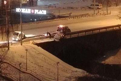 Водитель BMW повредил мост в Екатеринбурге при дрифте