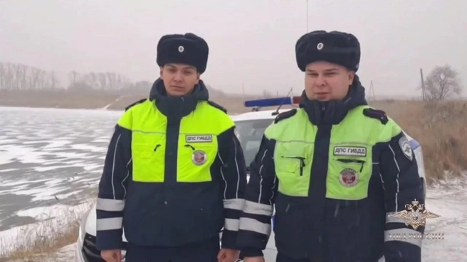 В Коркино семилетний мальчик оказался по пояс в воде на затопленном участке. К счастью, неподалеку от места ЧП дежурили сотрудники ДПС, которые спасли ребенка | Источник: ГТРК «Южный Урал»