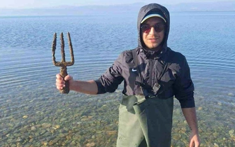 Пришел невод с трезубцем посейдоновым: посмотрите, что выловил в озере Изник турецкий рыбак