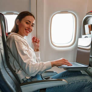 Сильно рискуете: три вещи, которые никогда нельзя делать в самолете — ценный совет от стюардессы