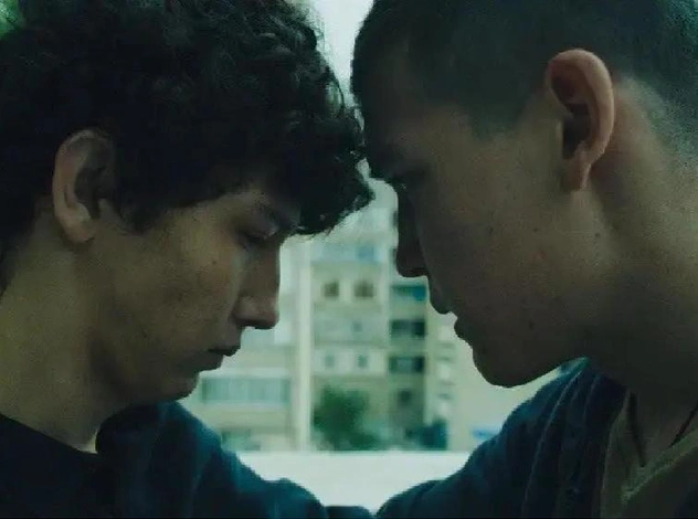 Казахстанская драма «Братья», режиссёрский дебют Зои Кравиц и ремейк культового фильма с FKA Twigs: кинопремьеры недели