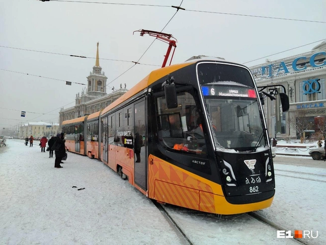 В 2026 году в Екатеринбурге станет значительно больше новых трехсекционных трамваев, а пока они ходят только на двух маршрутах — 6-м и 18-м | Источник: Роман Марьяненко / E1.RU