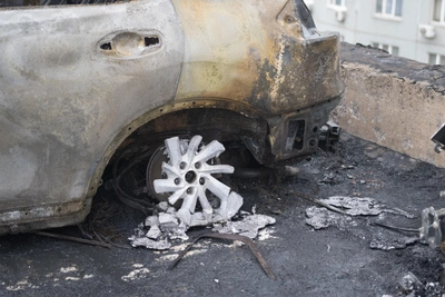 Во Владивостоке Jaguar сгорел, пытаясь преодолеть снежный подъем