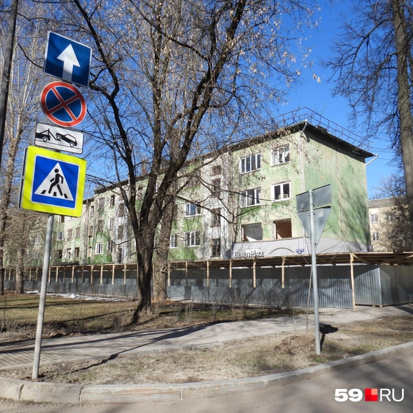 Справа на фасаде видно вывеску салона красоты BeautyPlace | Источник: Кирилл Хафизов / 59.RU