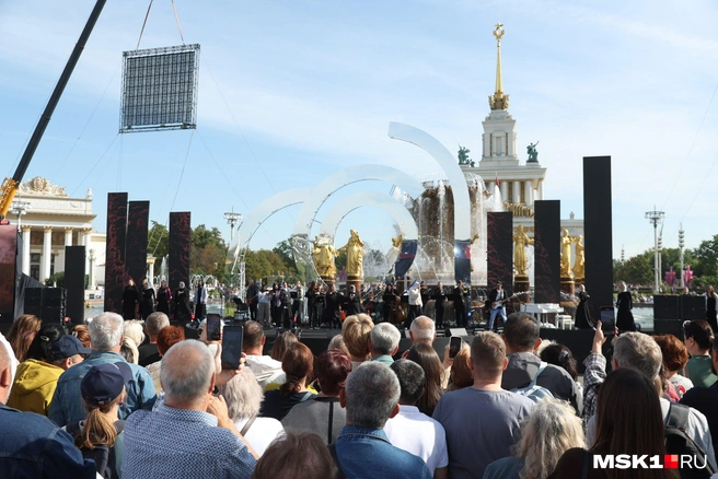 Тем временем, у фонтана «Дружба народов» проходила праздничная программа. Перед москвичами и гостями столицы выступила певица Зара | Источник: Дмитрий Толстошеев / MSK1.RU