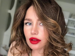Алекса поставила брекеты после намека на скорую свадьбу с возлюбленным