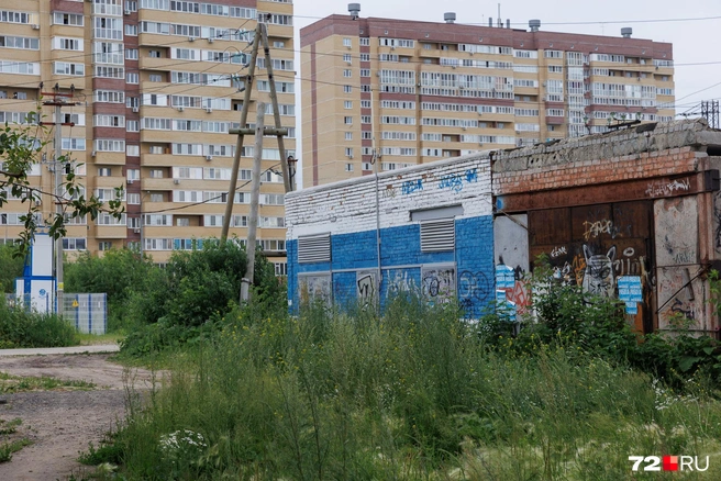 Прямо рядом с домом стоит подстанция  | Источник: Ирина Шарова / 72.RU 