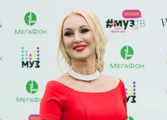 «За что такие деньги?»: Леру Кудрявцеву раскритиковали за «нескромный» костюм для прогулки