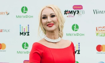 «За что такие деньги?»: Леру Кудрявцеву раскритиковали за «нескромный» костюм для прогулки