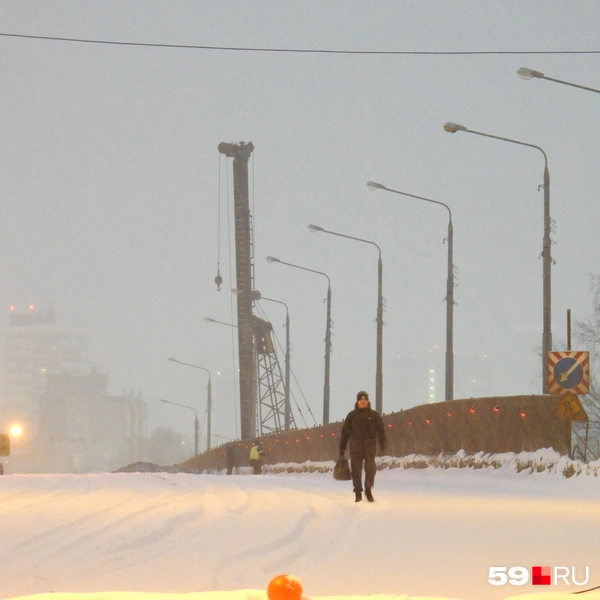 Пешеходы идут посреди закрытого для транспорта путепровода | Источник: Кирилл Хафизов / 59.RU