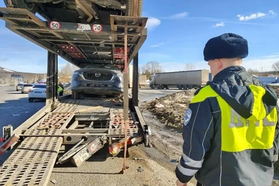 Трое пострадали при столкновении Mitsubishi с автовозом