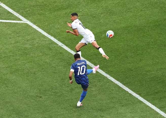 Мбаппе с левой ноги забивает гол в ворота сборной Ирака | Источник: Fifa.com