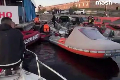 Лодки выстроились в очередь за бензином в Якутске