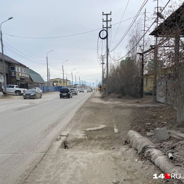 Местами тротуара вообще нет | Источник: Надежда Ефимова / 14.RU