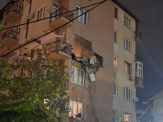 Мощный взрыв прогремел в многоэтажке в Сочи. Ударной волной выбило стену, один человек погиб | Источник: Оперативный штаб Краснодарского края / Telegram