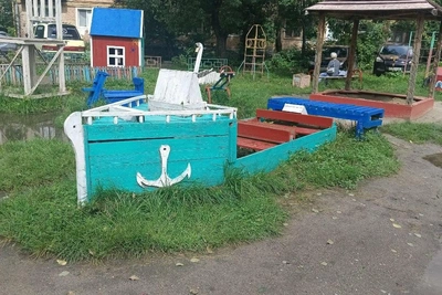 Двор на Уралмаше: деревянная сказка спустя четыре года