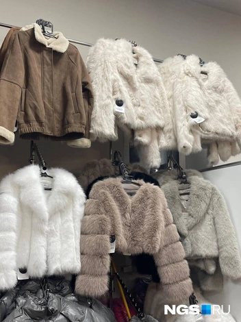 Кроп-шуба как аксессуар&nbsp;— для красоты, а не тепла | Источник: Алёна Золотухина / NGS.RU