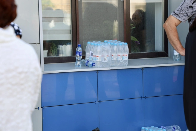 В жаркий день им привезли побольше воды | Источник: Михаил Шилкин