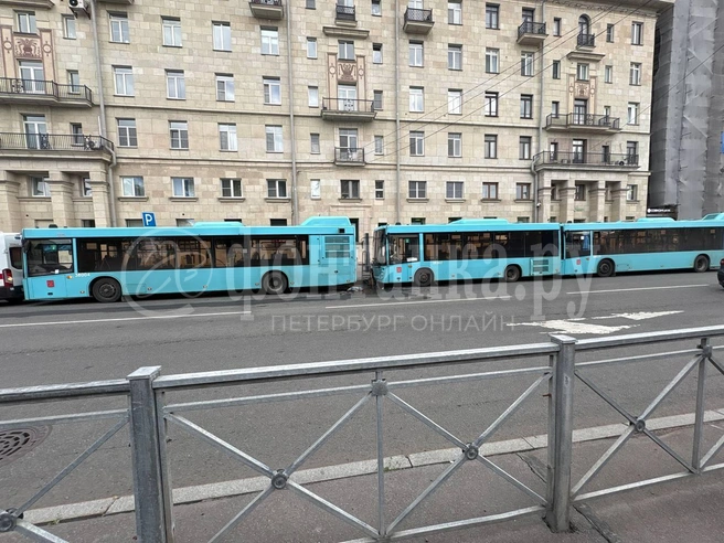 Водитель оказался зажат в тройном ДТП с автобусами вблизи «Парка Победы» | Источник: читатель «Фонтанки»